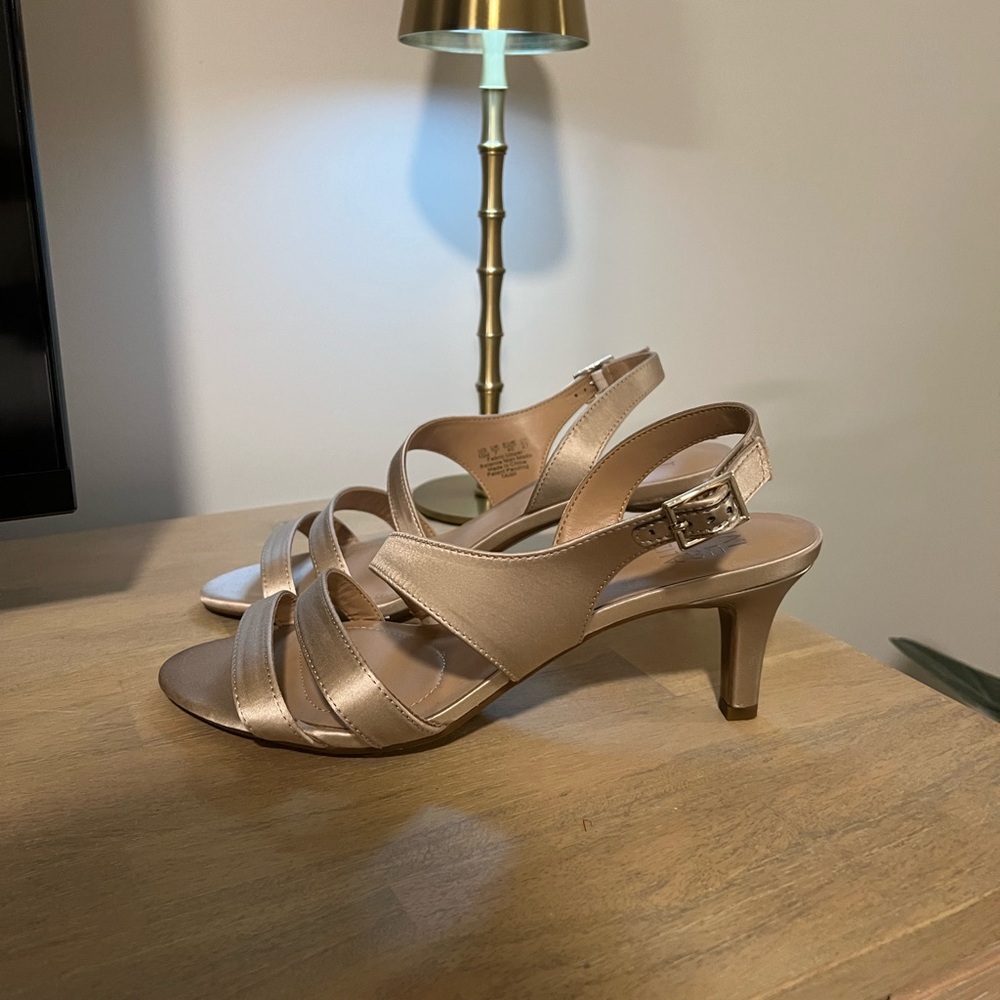 Chic Women's Strappy Heels - Champagne